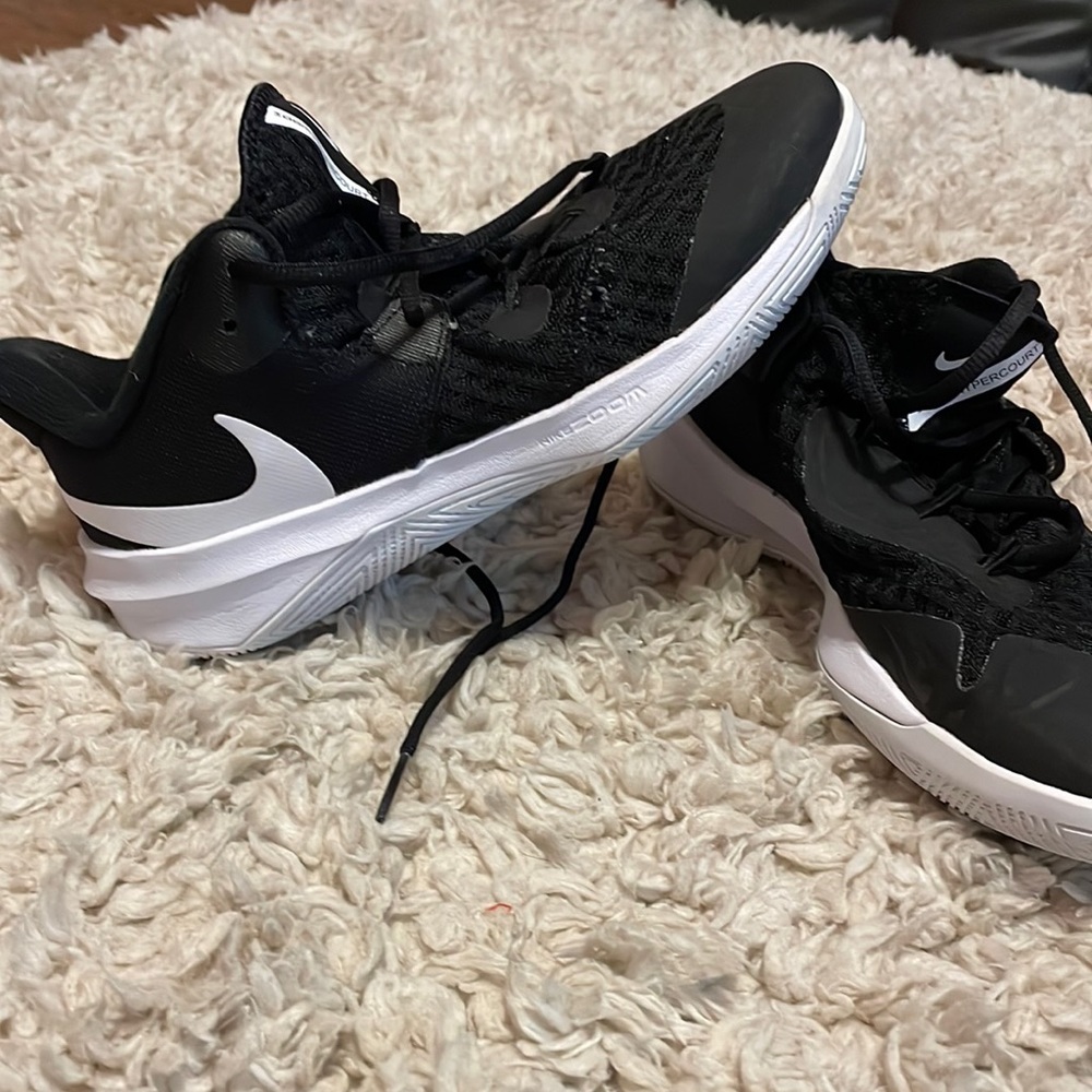 Women’s Nike Zoom Hypercourt sz 7.5-no holes no rips